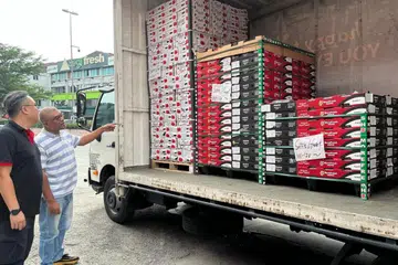Pengurus Logistik Gudang MBG di Selayang, Selangor, Encik Hirwan Alias (kanan), memaklumkan setiap hari syarikatnya memperuntukkan kos besar untuk diesel yang digunakan pengangkutan lori untuk menghantar bekalan buah-buahan ke 38 kedai di seluruh Lembah Klang.