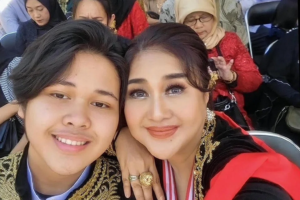 BERTARUNG NYAWA: Paramitha Rusady (kanan) mengenang detik cemas koma selama empat hari selepas melahirkan anak tunggalnya, Adrian Tegar Maharaja Bago pada usia lanjut 41 tahun sekitar 16 tahun lalu. - Foto INSTAGRAM PARAMITHA RUSADY