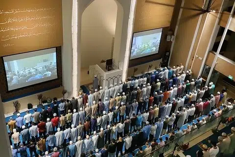 SOLAT SUNAT AIDILFITRI: Sembahyang sunat Hari Raya Aidilfitri berlangsung dengan lancar di serata Singapura pagi tadi. - Foto
