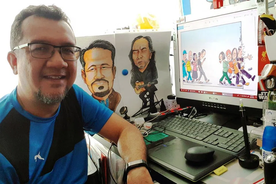 KARIKATUR IDOLA: Encik Mohamad Idham Mokaron yang lebih dikenali sebagai Mat Tocang dalam dunia lukisan kartun, terharu dapat menghasilkan karikatur legenda muzik, Datuk M. Nasir dan Datuk Ramli Sarip (dalam dua lukisan di kirinya) yang diminatinya. Karikatur itu bakal dipamerkan di Pameran Karikatur yang berlangsung di balai seni Rumah Kartun & Komik Malaysia mulai 1 April ini. - Foto ihsan MOHAMAD IDHAM MOKARON
