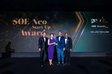 TERIMA ANUGERAH: Ketua Pegawai Eksekutif (CEO) The Black Hole Group, Encik Mustaffa Kamal (dua dari kanan), menerima anugerah daripada tetamu terhormat, Menteri Negara (Kebudayaan, Masyarakat dan Belia merangkap Perdagangan dan Perusahaan), Cik Low Yen Ling (dua dari kiri).