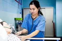 JURURAWAT DARI SEBERANG: Cik Sahrulniza Haslindah Abdul Ghani, yang berasal dari Telipok, Sabah, kini merupakan jururawat di Hospital Besar Singapura (SGH) dan sedang melanjutkan pelajaran dalam bidang kejururawatan di Institut Pembangunan Pengurusan Singapura (MDIS). - Foto MDIS