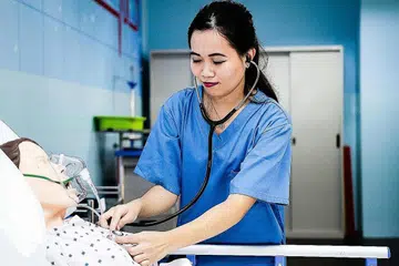 JURURAWAT DARI SEBERANG: Cik Sahrulniza Haslindah Abdul Ghani, yang berasal dari Telipok, Sabah, kini merupakan jururawat di Hospital Besar Singapura (SGH) dan sedang melanjutkan pelajaran dalam bidang kejururawatan di Institut Pembangunan Pengurusan Singapura (MDIS). - Foto MDIS