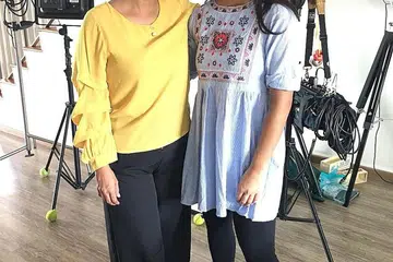 IBU DAN ANAK: Pelakon Siti Hajar Abdul Ghani (kiri) dan anaknya, Siti Haziqah Muhd Hashir, tampil berlakon bersama-sama dalam drama Aduh... Bibikku! musim kedua. - Foto ihsan SITI HAJAR ABDUL GHANI