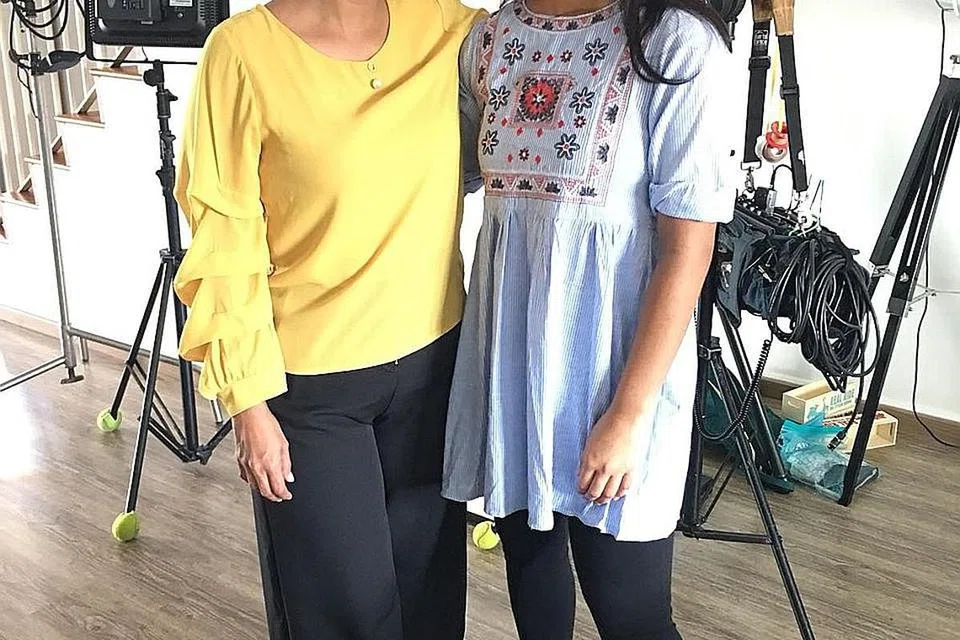 IBU DAN ANAK: Pelakon Siti Hajar Abdul Ghani (kiri) dan anaknya, Siti Haziqah Muhd Hashir, tampil berlakon bersama-sama dalam drama Aduh... Bibikku! musim kedua. - Foto ihsan SITI HAJAR ABDUL GHANI