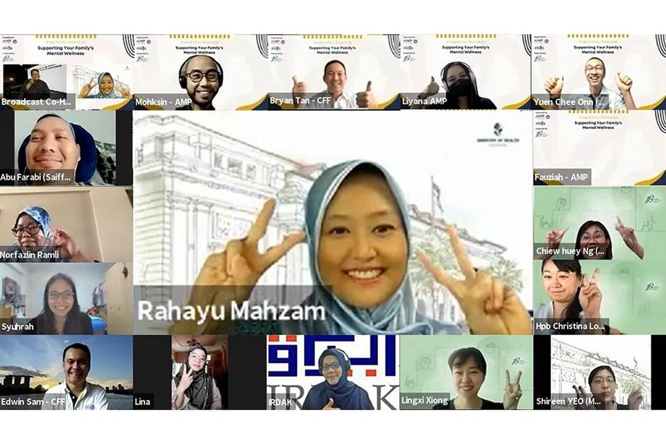 'WEBINAR KESIHATAN MENTAL': Cik Rahayu Mahzam (tengah) berkata kehadiran ibu bapa dapat membantu anak-anak membina kemahiran penting seperti harga diri positif, rasa bertanggungjawab dan keupayaan berkomunikasi. Bersama dalam gambar adalah para peserta webinar. - Foto oleh AMP Singapura.