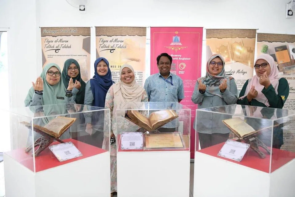 HAYATI SEJARAH: Guru sekolah di Kuala Lumpur menghayati khazanah bahasa Melayu yang dipamerkan di Perpustakaan Negara di Kuala Lumpur sempena sambutan Bulan Bahasa Kebangsaan.