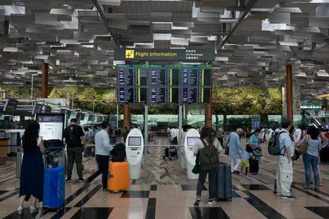 JUMLAH PELAWAT MEROSOT: Jumlah ketibaan pelawat antarabangsa ke Singapura merosot kepada 1.13 juta pada September berbanding 1.31 juta yang dicatatkan pada Ogos, berdasarkan data yang dikeluarkan oleh Lembaga Pelancongan Singapura (STB) pada Rabu. 