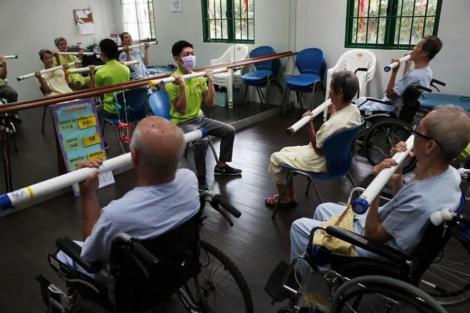 Penghuni rumah penjagaan warga emas dibenarkan mempunyai seorang pelawat sehari dengan tempoh melawat sehingga 30 minit. - Foto KELVIN CHNG