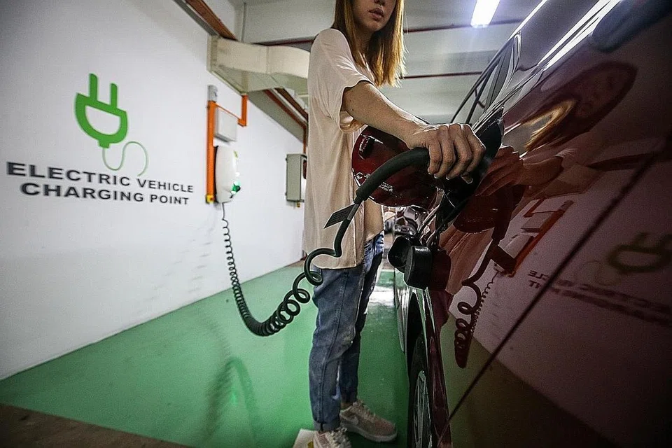 KURANGKAN PENCEMARAN: Penggunaan kenderaan elektrik (EV) berupaya mengurangkan perlepasan gas rumah hijau. - Foto fail