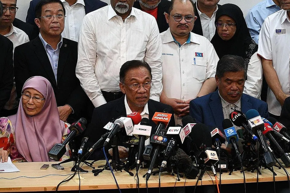 BAKAL CALON PM?: Datuk Anwar (tengah) di sidang media di PKR di Petaling Jaya semalam. Antara yang hadir bekas timbalan perdana menteri, Datuk Seri Dr Wan Azizah, yang juga isterinya, dan bekas menteri pertahanan Mohamad Sabu. - Foto AFP