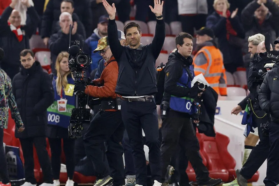 Pengurus Bayer Leverkusen yang juga bekas pemain Liverpool, Xabi Alonso, mendapat sambutan baik daripada penyokong tuan rumah di Anfield.  