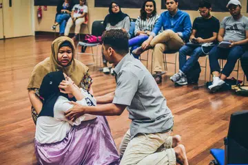 BISIKAN SUKMA: Kisah seorang suri rumah yang mengalami masalah kemurungan dan penyakit gangguan mental schizophrenia bakal diterokai dalam pementasan drama Bisikan Sukma bersempena acara Pesta Budaya 2018 pada 29 dan 30 Jun ini di Play Den, The Arts House. - Foto PENTAS BUDAYA 2018