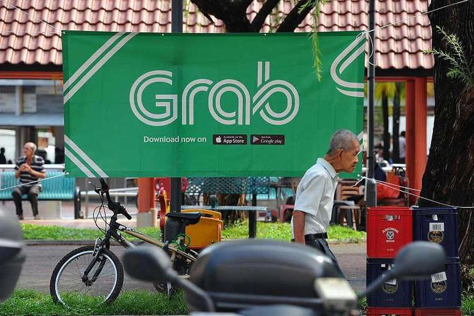 Iklan bagi sewa kereta privet Grab di Bukit Merah.