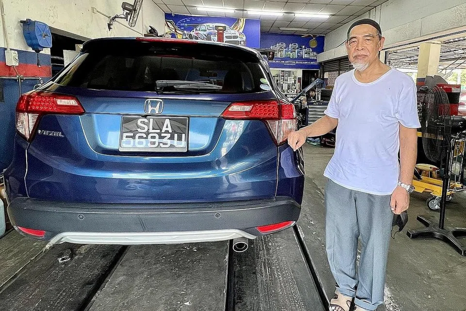 DUA TAHUN TUNGGU: Encik Safari Minhat menunggu dua tahun lamanya untuk menghantar keretanya ke bengkel di JB untuk disenggara.