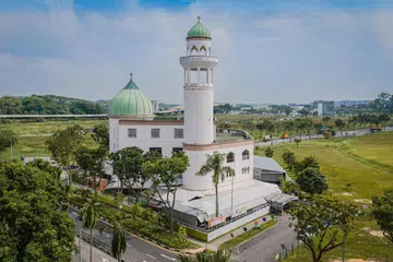 Masjid Alkaff Kampung Melayu kini giat menjalani kerja peningkatan, namun masih terus dibuka dan menerima kehadiran jemaah seperti biasa.
