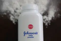 TIDAK ADA KESAN ASBESTOS: Johnson & Johnson berkata mereka akan menarik semula 33,000 botol bedak bayi di Amerika. - Foto AFP