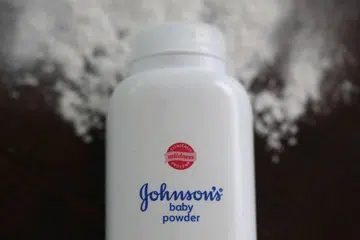 TIDAK ADA KESAN ASBESTOS: Johnson & Johnson berkata mereka akan menarik semula 33,000 botol bedak bayi di Amerika. - Foto AFP
