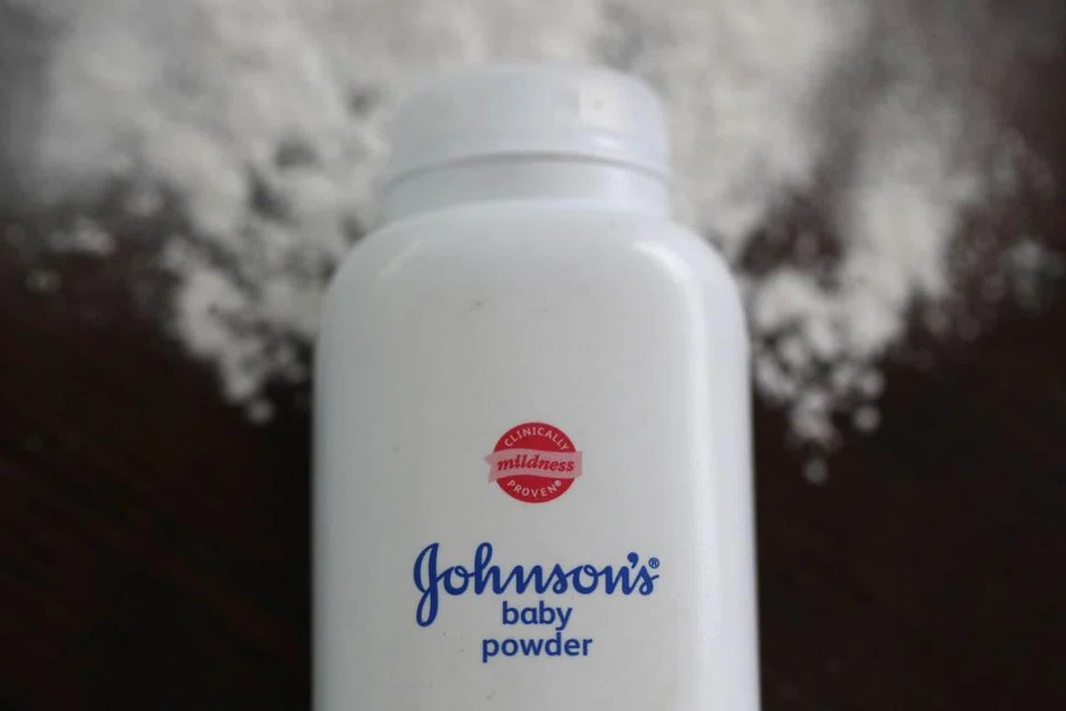 TIDAK ADA KESAN ASBESTOS: Johnson & Johnson berkata mereka akan menarik semula 33,000 botol bedak bayi di Amerika. - Foto AFP