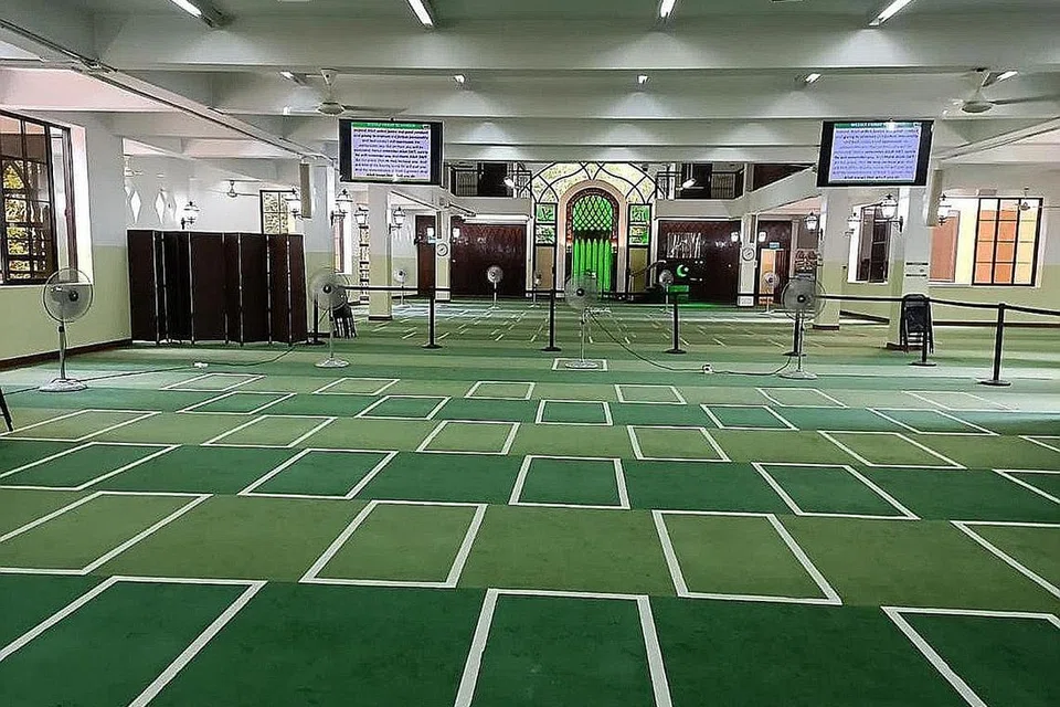 BESARNYA GANJARAN PAHALA BERSEDEKAH: Gambar ini menunjukkan ruang solat utama Masjid Al-Amin yang bakal menjalani pembaikan dan peningkatan. Permaidani yang sudah berusia 30 tahun ini akan digantikan dan seluruh kabel sistem elektrik termasuk pemasangan lampu LED jimat tenaga akan diganti. Justeru, sokongan ramai amat dialu-alukan dan besar faedah dan pahala jika anda bersedekah kepada projek peningkatan Masjid Al-Amin ini. - Foto MASJID AL-AMIN