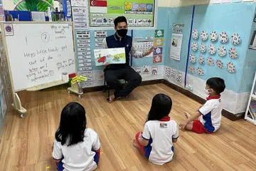 MAHU PERBETUL STEREOTAIP: Masih ada terdapat stereotaip tentang guru prasekolah lelaki dan Encik Abdul Hadi Rahmat mahu menunjukkan kaum lelaki juga dapat menyumbang dengan baik kepada bidang ini. - Foto PCF