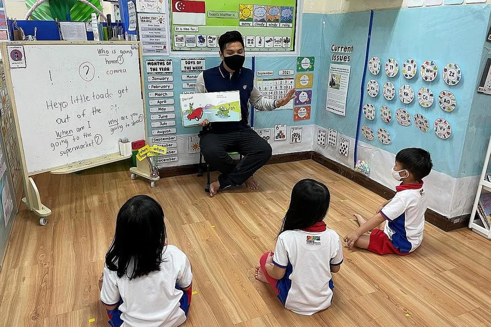 MAHU PERBETUL STEREOTAIP: Masih ada terdapat stereotaip tentang guru prasekolah lelaki dan Encik Abdul Hadi Rahmat mahu menunjukkan kaum lelaki juga dapat menyumbang dengan baik kepada bidang ini. - Foto PCF