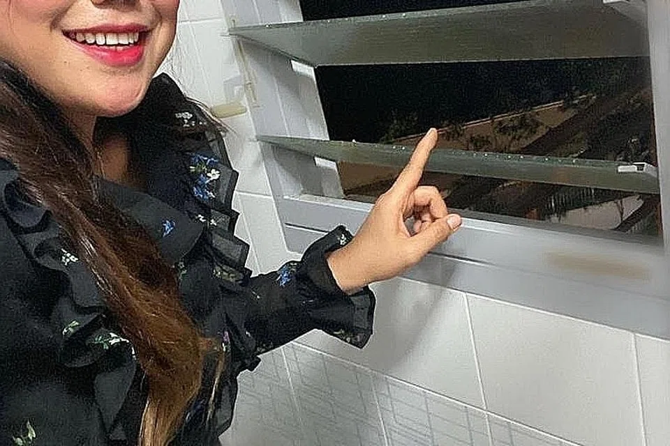 TERDESAK BEBASKAN DIRI: Yanni Bakri yang terperangkap dalam tandas rumahnya di tingkatt tiga nekad keluar dari jendela tandas sebelum berjalan segera atas tembok tepi alat hawa dingin dan masuk semula menerusi tingkap bilik. - Foto ihsan YANNI BAKRI