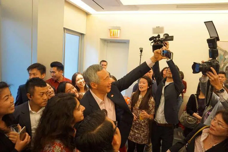 Encik Lee Hsien Loong berbual dan mengambil gambar bersama warga Singapura dalam sebuah majlis di New York bagi rakyat Singapura yang tinggal di Amerika Syarikat, pada Ahad (27 Mac).