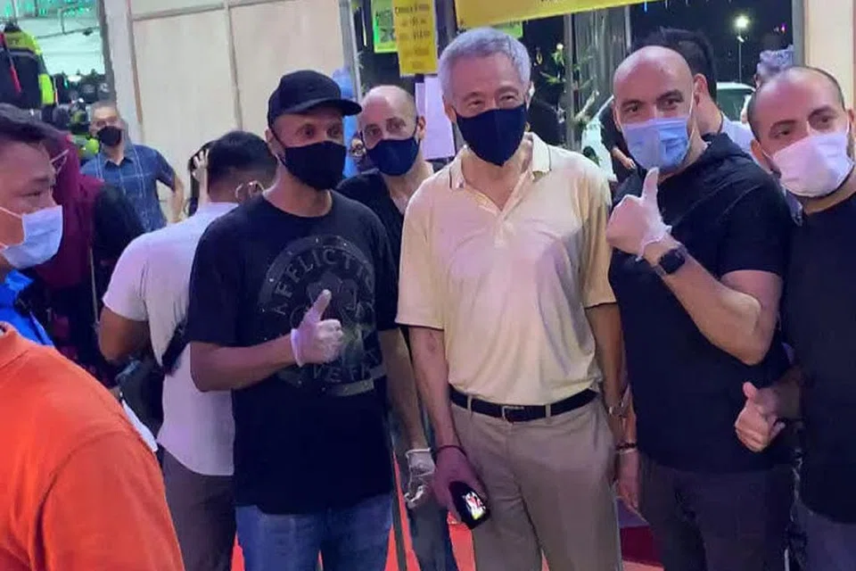 KUNJUNGI BAZAR: PM Lee yang mengunjungi bazar Geylang Serai malam Isnin telah mengambil gambar gerai selain bergambar dengan pengunjung dan pegerai. - Foto-foto FACEBOOK SYAH IBRAHIM