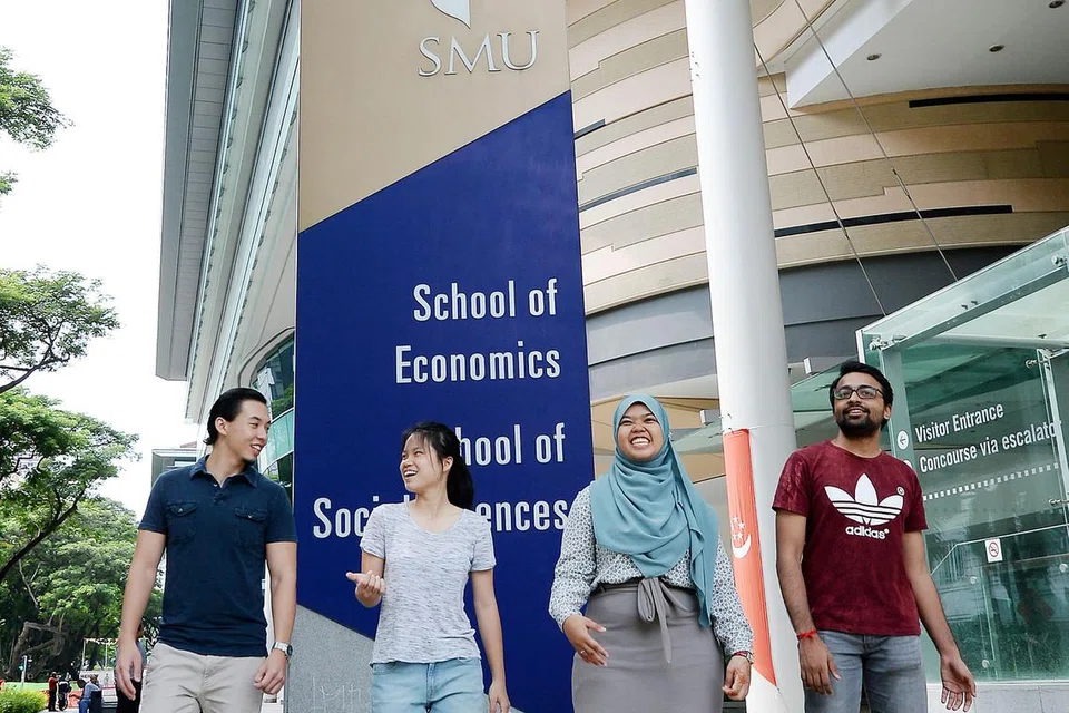 TIDAK SABAR MULA SEKOLAH: (Dari kiri) Encik Elliot Gaston Braet, Cik Clarabelle Koh, Cik Dini dan Encik Subramaniam Narayanan antara 46 pelajar baru yang akan mengikuti kursus PLE SMU mulai Isnin ini. - Foto ZAINAL YAHYA