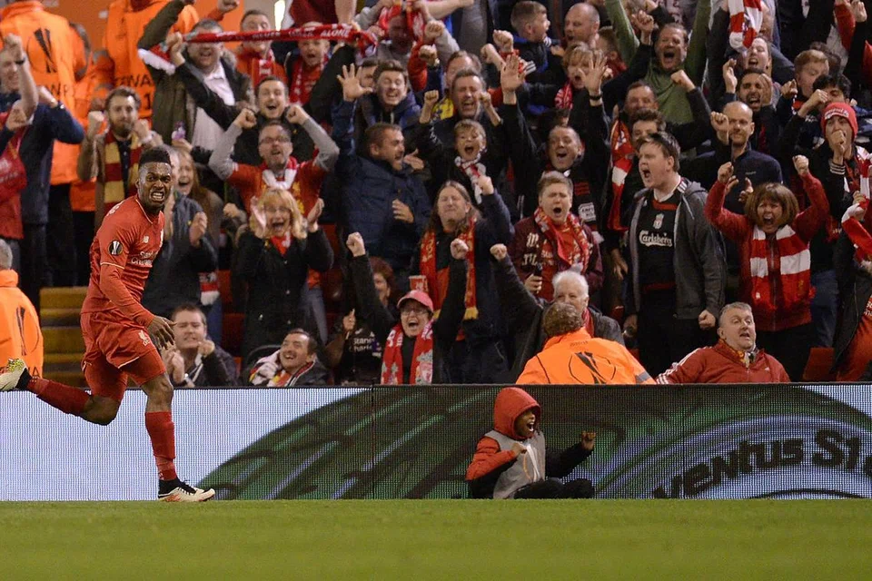 PERSEMBAHAN HEBAT: Daniel Sturridge berlari ke arah penyokong Liverpool untuk meraikan gol kedua pasukan yang dijaringkannya. - Foto-foto AFP