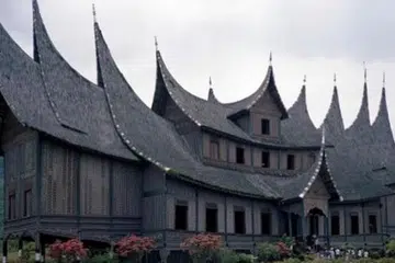 SEPULUH BAGONJONG (PUNCAK) ISTANA PAGAR RUYUNG: Ada rahsia pada rumah Minangkabau yang dibina tidak terpasak langsung ke bumi tetapi 'tergantung', lantas membuatnya dapat bertahan daripada kesan gempa. Lazimnya terdapat tiga jenis rumah Minangkabau iaitu rumah gadang (besar),rumah bagonjong (rumah yang memiliki atap yang tirus di puncaknya) dan rumah adat yang bersifat pewarisan dan digunakan menurut keperluan adat. - Foto-foto ihsan HASMURDI HASSAN