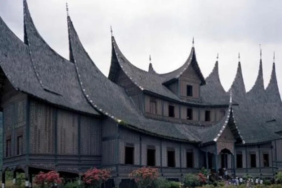 SEPULUH BAGONJONG (PUNCAK) ISTANA PAGAR RUYUNG: Ada rahsia pada rumah Minangkabau yang dibina tidak terpasak langsung ke bumi tetapi 'tergantung', lantas membuatnya dapat bertahan daripada kesan gempa. Lazimnya terdapat tiga jenis rumah Minangkabau iaitu rumah gadang (besar),rumah bagonjong (rumah yang memiliki atap yang tirus di puncaknya) dan rumah adat yang bersifat pewarisan dan digunakan menurut keperluan adat. - Foto-foto ihsan HASMURDI HASSAN