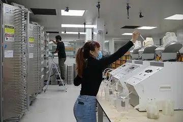 MASIH DI PERINGKAT KAJIAN: DI kemudahan bernilai $5 juta di Techplace II dekat Ang Mo Kio Avenue 5 yang dibuka pada 2019 ini, nyamuk dibiak di bawah Projek Wolbachia untuk menangani masalah denggi. - Foto BH oleh NG SOR LUAN