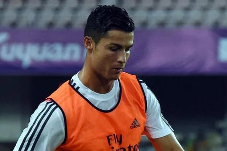 MENARIK MINAT PELBAGAI PIHAK: Khidmat Cristiano Ronaldo dimahukan PSG dan beliau dikagumi pengurus Manchester United, Louis Van Gaal. - Foto AFP