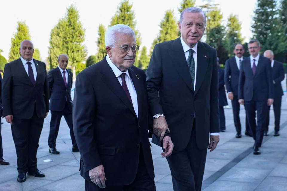 Presiden Turkey, Encik Recep Tayyip Erdogan (kanan), menyambut Presiden Palestin, Encik Mahmoud Abbas, dalam satu upacara rasmi di Kompleks Presiden di Ankara pada 12 Ogos 2026. Dalam pertemuan mereka, Encik Abbas menegaskan Gaza adalah sebahagian yang tidak boleh dipisahkan daripada Palestin dan tidak mungkin sebuah negara Palestin diwujudkan tanpa wilayah itu. Kedua-dua pemimpin turut membincangkan perkembangan di Gaza, Tebing Barat dan Baitulmaqdis serta usaha mencapai keamanan dan memperkukuh perpaduan Palestin.
