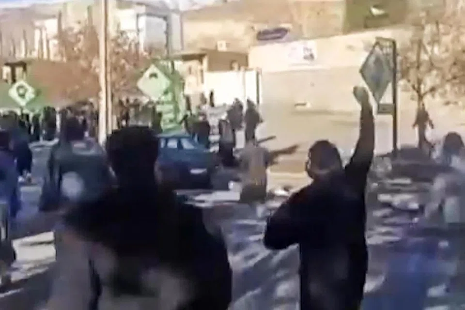 Rakaman video yang diambil pada 4 Januari 2026 daripada imej UGC yang diterbitkan pada 3 Januari 2026 menunjukkan penunjuk perasaan di daerah Malekshahi, wilayah Ilam di barat Iran.
Demonstrasi tersebut dicetuskan oleh kemarahan terhadap peningkatan kos sara hidup.