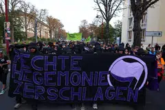 Penunjuk perasaan melakukan protes menentang Alternatif untuk Jerman (AfD) selepas keputusan pengundian pertama diumumkan dalam pilihan raya negeri Thuringia di Erfurt, Jerman, pada 1 September 2024.