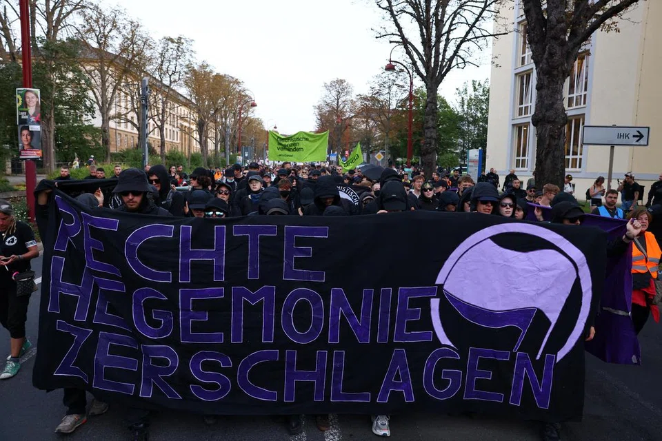 Penunjuk perasaan melakukan protes menentang Alternatif untuk Jerman (AfD) selepas keputusan pengundian pertama diumumkan dalam pilihan raya negeri Thuringia di Erfurt, Jerman, pada 1 September 2024.