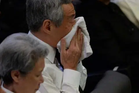 TERKESAN PENINGGALAN AYAH: Sebagai anak, Perdana Menteri Encik Lee Hsien Loong bersama seluruh rakyat Singapura amat berterima kasih di atas pengorbanan mendiang bapanya Encik Lee Kuan Yew kepada negara selama ini. - Foto AFP