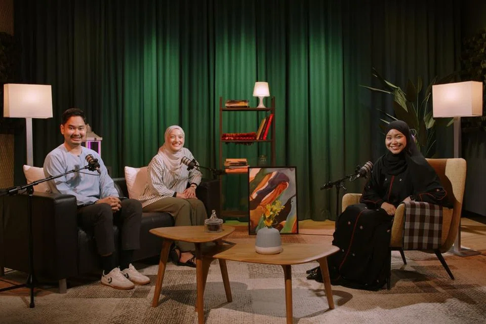 Ustazah Liyana Musfirah (kanan) berkongsi bagaimana golongan wanita yang mengalami haid semasa Ramadan dapat terus menunaikan ibadah dengan cara yang berlainan dalam satu episod podcast NoTapis bersama hos dan penerbit podcast, Cik Natasha Mustafa, dan wartawan, Encik Muhd Hazman Abd Aziz.