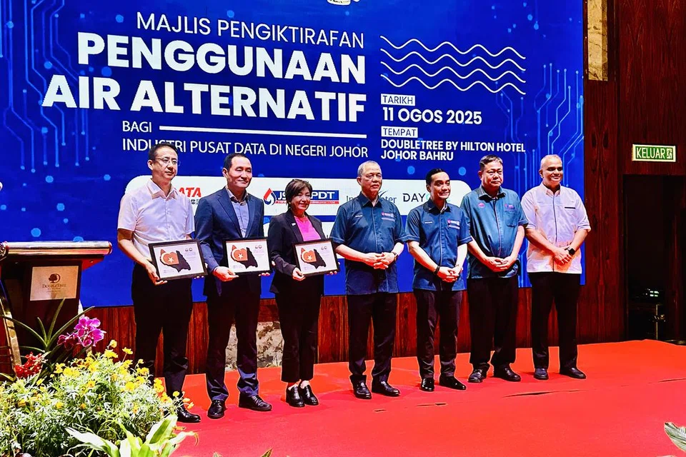 Timbalan Perdana Menteri merangkap Menteri Peralihan Tenaga dan Transformasi Air (Petra), Datuk Seri Fadillah Yusof (tengah), bersama Menteri Besar Johor, Datuk Onn Hafiz Ghazi (tiga dari kanan), pada Majlis Pengiktirafan Penggunaan Air Alternatif bagi Pusat Data di Johor di Johor Bahru.