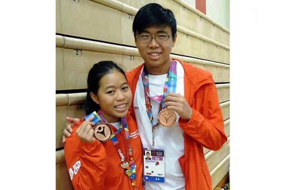 PINGAT PERTAMA: Danielle Moi dan Han Liang Chou gembira menjadi penyumbang pingat pertama bagi Team Singapore di Sukan Dunia Olimpik Istimewa 2015. - Foto MCCY