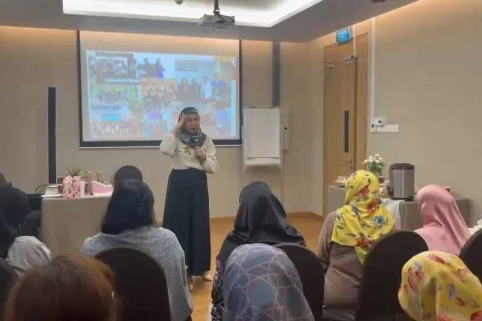 Cik Nur Kamilah Mohd Sharip ketika mengendalikan salah satu program yang membimbing wanita memahami kekuatan diri dan mencapai kejelasan hidup.