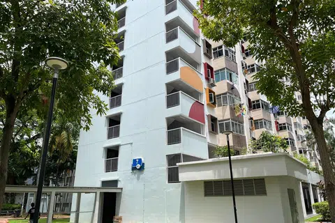 Empat pegawai polis terlihat asap hitam dari tingkat 11 Blok 7 North Bridge Road sekitar 10.50 pagi pada 16 September.