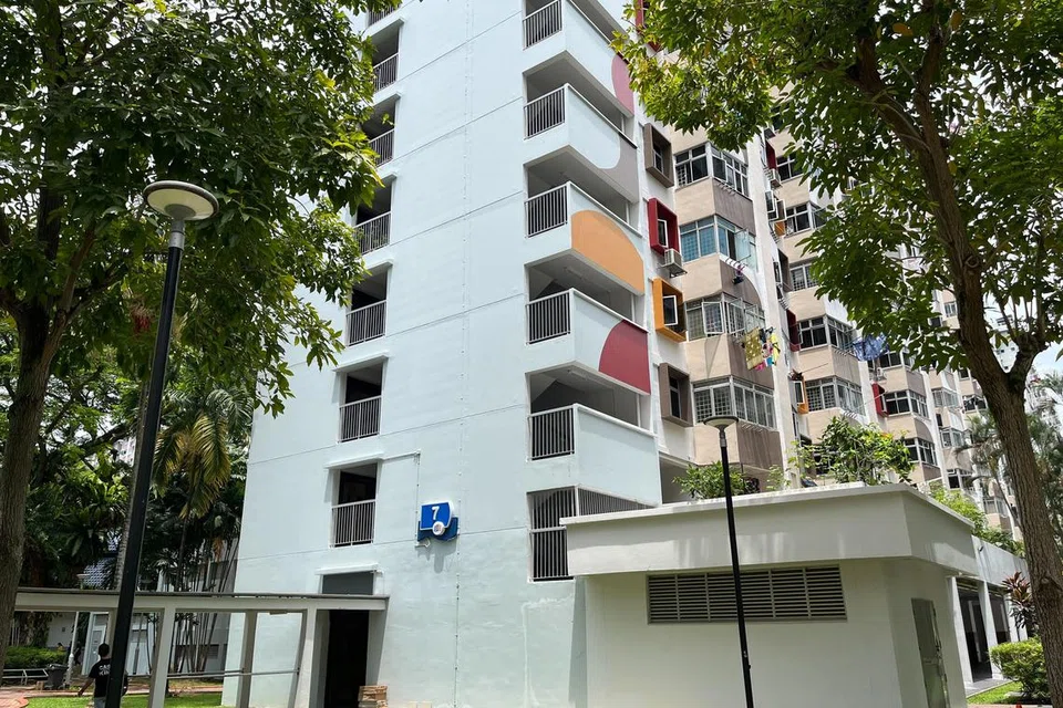 Empat pegawai polis terlihat asap hitam dari tingkat 11 Blok 7 North Bridge Road sekitar 10.50 pagi pada 16 September.