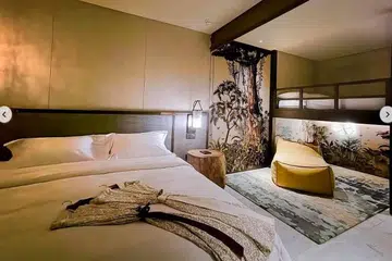 Katil loteng dan sudut khusus kanak-kanak di dalam bilik keluarga di pusat peranginan yang bakal dibuka jelang Jun 2025, Mandai Rainforest Resort, menawarkan tempat percutian yang selesa lagi ideal untuk keluarga.