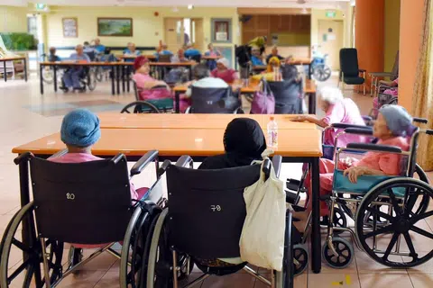 Kira-kira separuh responden bersedia tinggal di rumah penjagaan, tetapi hanya dua daripada lima sanggup menghantar orang yang disayangi ke situ.