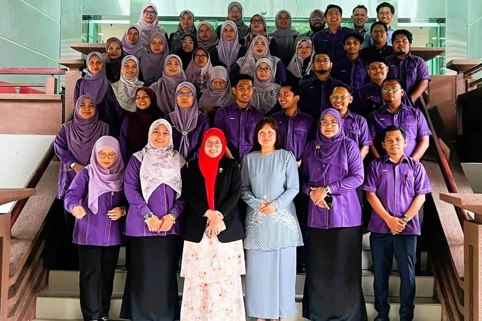 Pengerusi Jawatankuasa Pembangunan Wanita, Keluarga dan Masyarakat Johor, Cik Hasrunizah Hassan (tiga dari kiri), bersama timbalannnya, Cik Chan San San (tiga dari kanan), di Ibu Pejabat Yayasan Pembangunan Keluarga Darul Ta’zim (YPKDT), Kota Iskandar.