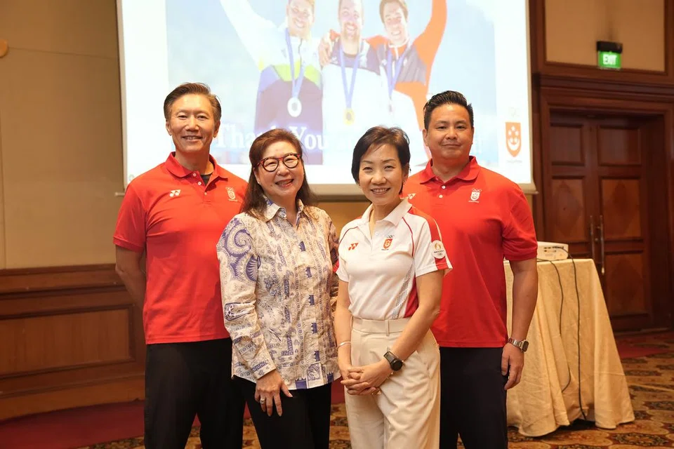 Menteri Kemampanan dan Sekitaran, dan juga Presiden SNOC, Cik Grace Fu (dua dari kanan), semasa Mesyuarat Agung Tahunan (AGM) Majlis Olimpik Kebangsaan Singapura (SNOC) di Raffles Town Club pada 27 September 2024. Turut bergambar adalah (dari kiri) Bendahari SNOC, Encik Lee Wung Yew; Naib Presiden Cik Jessie Phua; dan Naib Presiden Encik Mark Chay. 